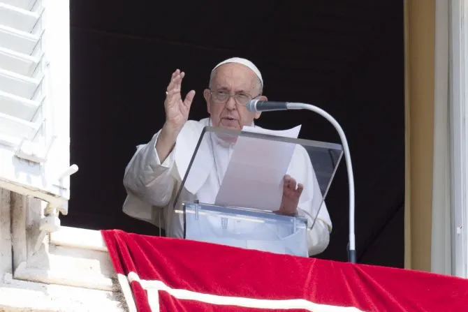 Le pape François s'adresse à la foule rassemblée sur la place Saint-Pierre le 15 août 2023, pour la récitation de l'Angélus lors de la solennité de l'Assomption de la Bienheureuse Vierge Marie. | Vatican Media