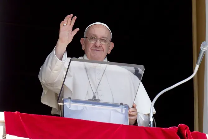 Le pape François salue les pèlerins rassemblés sur la place Saint-Pierre pour sa réflexion sur l'Angélus, le 10 septembre 2023. | Crédit : Vatican Media