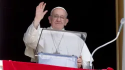 Le pape François salue les pèlerins rassemblés sur la place Saint-Pierre pour sa réflexion sur l'Angélus, le 10 septembre 2023. | Crédit : Vatican Media / 