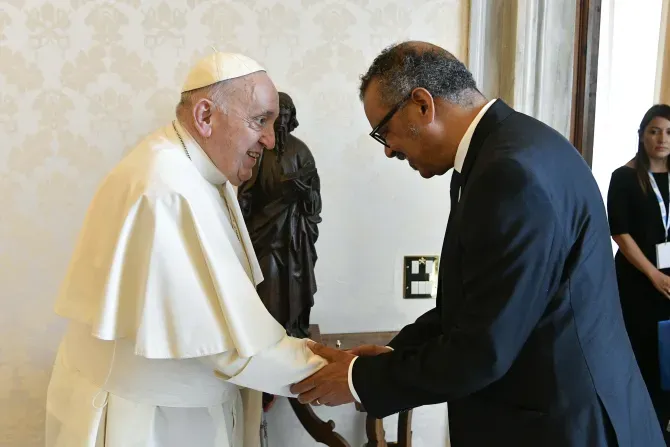 Le pape François rencontre le Dr Tedros Adhanom Ghebreyesus, chef de l'Organisation mondiale de la santé, le 24 juillet 2023, lors d'une audience privée au Vatican. | Crédit : Vatican Media