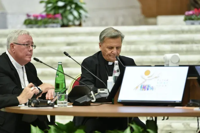 Le cardinal Jean-Claude Hollerich (à gauche), rapporteur général du Synode sur la synodalité, et le cardinal Mario Grech, secrétaire général du Synode, lors de la congrégation générale du 9 octobre 2023. | Crédit : Vatican Media