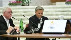 Le cardinal Jean-Claude Hollerich (à gauche), rapporteur général du Synode sur la synodalité, et le cardinal Mario Grech, secrétaire général du Synode, lors de la congrégation générale du 9 octobre 2023. | Crédit : Vatican Media / 
