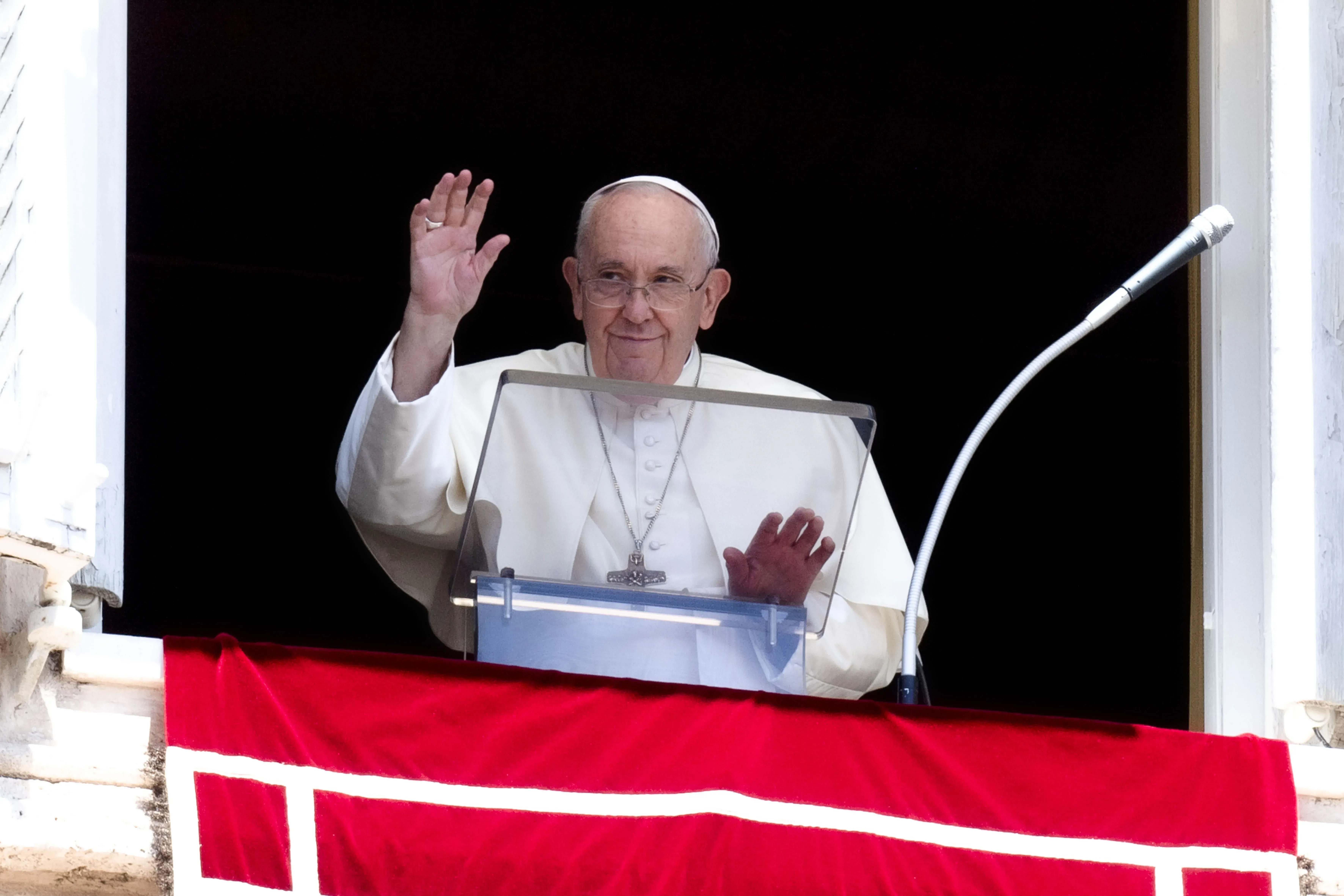 Le pape François prononce l'Angélus sur la place Saint-Pierre, le 31 juillet 2022. Vatican Media
