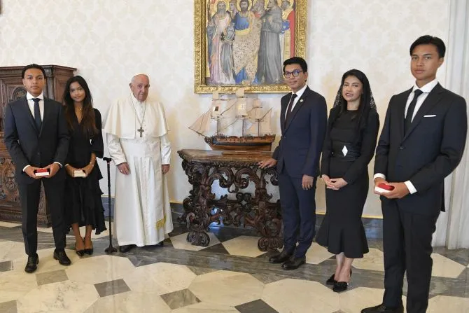 Le pape François pose à côté d'un modèle miniature d'un navire avec le président de Madagascar Andry Nirina Rajoelina et sa famille dans le palais apostolique du Vatican le 17 août 2023. | Vatican Media.