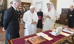 La reine Mathilde de Belgique rencontre le pape François au Palais apostolique du Vatican avec son époux, le roi Philippe des Belges, le 14 septembre 2023. / 