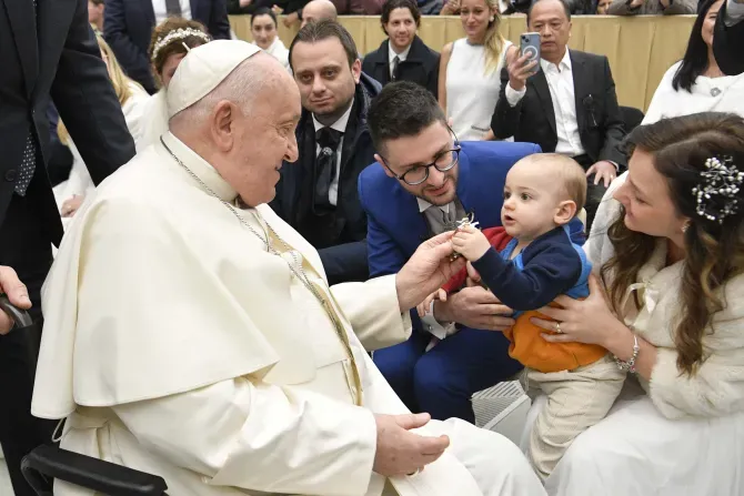 Le pape François salue les pèlerins lors de l'audience générale du mercredi 10 janvier 2024. | Crédit : Vatican Media