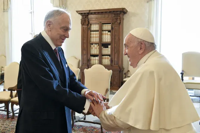 Le pape François rencontre le président du Congrès juif mondial, Ronald S. Lauder, au Vatican, le 19 octobre 2023. | Crédit : Vatican Media