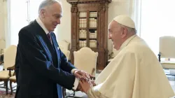 Le pape François rencontre le président du Congrès juif mondial, Ronald S. Lauder, au Vatican, le 19 octobre 2023. | Crédit : Vatican Media / 