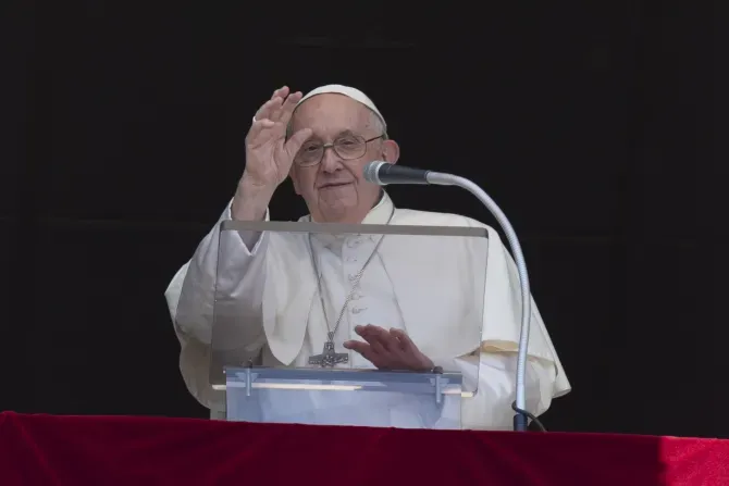 Le pape François salue la foule sur la place Saint-Pierre lors de son discours de l'Angélus, le 25 juin 2023. | Vatican Media
