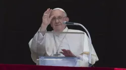 Le pape François salue la foule sur la place Saint-Pierre lors de son discours de l'Angélus, le 25 juin 2023. | Vatican Media / 