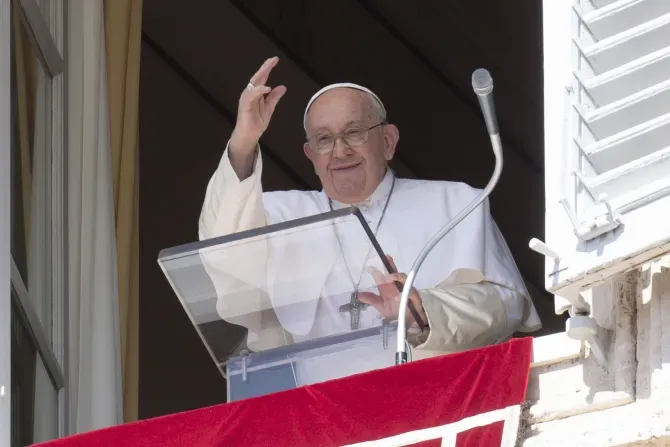 Le pape François salue la foule rassemblée sur la place Saint-Pierre pour son discours de l'Angélus, le 24 septembre 2023. | Vatican Media