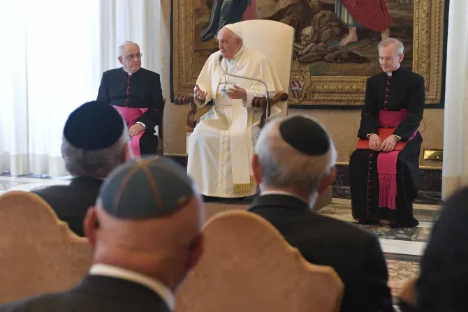 Le pape François s'adresse à la Conférence des rabbins européens au Vatican le 6 novembre 2023. | Crédit : Vatican Media