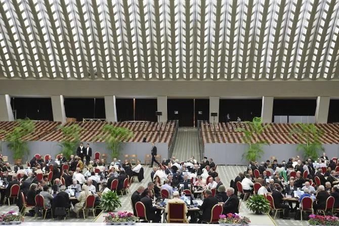 Les délégués se réunissent autour de tables rondes lors du Synode sur la synodalité, le 10 octobre 2023. | Crédit : Vatican Media / 