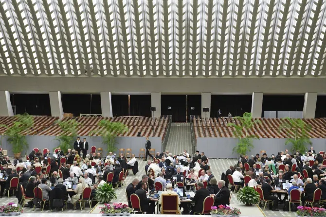 Les délégués se réunissent autour de tables rondes lors du Synode sur la synodalité, le 10 octobre 2023. | Crédit : Vatican Media