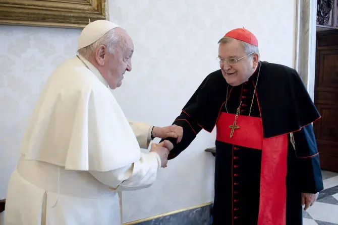 Le pape François rencontre le cardinal Raymond Burke le 29 décembre 2023 au Vatican. | Crédit : Vatican Media