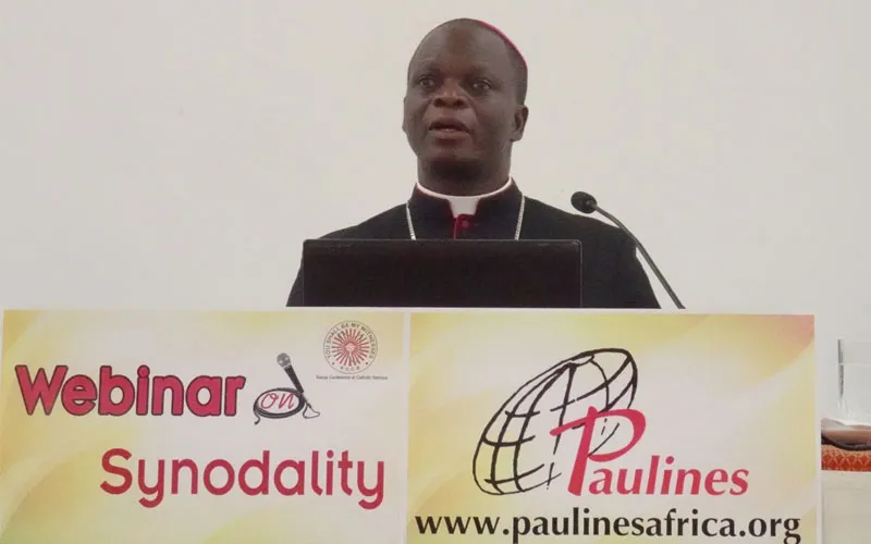 Mgr Maurice Muhatia, évêque du diocèse de Nakuru au Kenya, pendant le webinaire organisé par les Publications Paulines d'Afrique pour sensibiliser au Synode sur la Synodalité qui doit s'ouvrir solennellement le mois prochain à Rome. Crédit : Sr Olga Massango