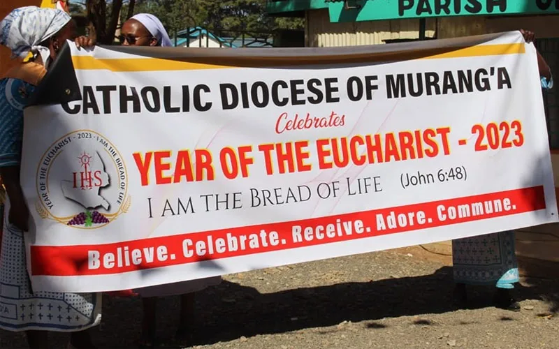Une bannière annonçant l'Année de l'Eucharistie 2023 dans le diocèse catholique de Murang'a (CDM) au Kenya. Crédit : James Muriithi, Bureau des communications sociales du CDM