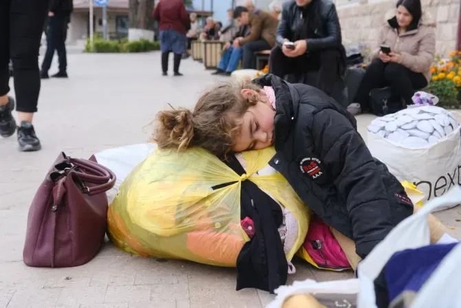 Une fille dort dans une rue de la ville de Stepanakert le 25 septembre 2023. Les réfugiés arméniens ont commencé à quitter le Haut-Karabakh le 24 septembre 2023, pour la première fois depuis que l'Azerbaïdjan a lancé une offensive visant à prendre le contrôle du territoire séparatiste et peut-être à mettre fin à un conflit vieux de trois décennies. | Crédit : HASMIK KHACHATRYAN/AFP via Getty Images