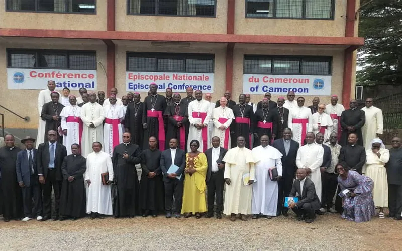 Les évêques catholiques du Cameroun et leurs proches collaborateurs au siège du CENC à Yaoundé. Crédit : CENC
