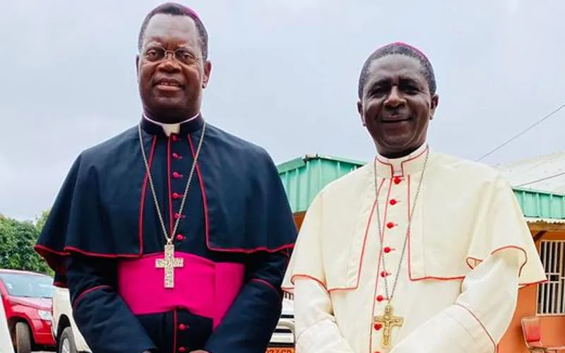 Mgr Andrew Nkea Fuanya (à droite) et Mgr Alain Phillippe Mbarga (à gauche). Crédit : CENC