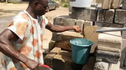 Un membre de la communauté de Nkerefi, dans le diocèse d'Enugu au Nigeria, va chercher de l'eau dans une installation facilitée par les missionnaires salésiens. / Agenzia Info Salesiana (ANS)