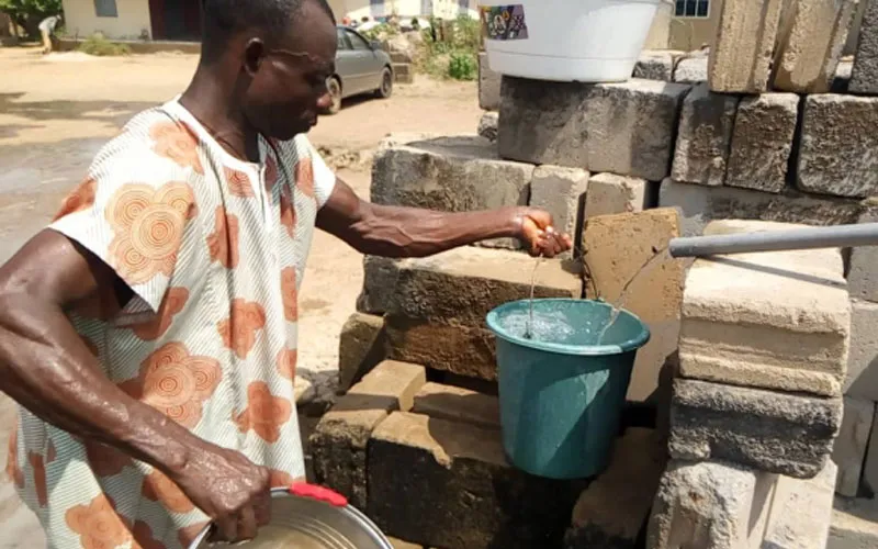 Un membre de la communauté de Nkerefi, dans le diocèse d'Enugu au Nigeria, va chercher de l'eau dans une installation facilitée par les missionnaires salésiens. / Agenzia Info Salesiana (ANS)