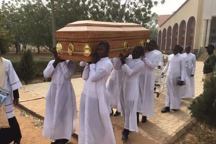 Des séminaristes portent le cercueil de leur collègue Michael Nnadi lors de son enterrement le 11 février 2020/ Aide à l'Église en détresse.