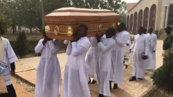 Des séminaristes portent le cercueil de leur collègue Michael Nnadi lors de son enterrement le 11 février 2020/ Aide à l'Église en détresse. / 