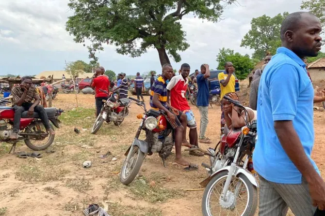 Des habitants de Ngbam, dans l'État de Benue, au Nigeria, le 8 avril 2023, le lendemain du jour où des hommes armés ont tué au moins 43 personnes et en ont blessé 40 autres. | Avec l'aimable autorisation de la Commission Justice, Développement et Paix.