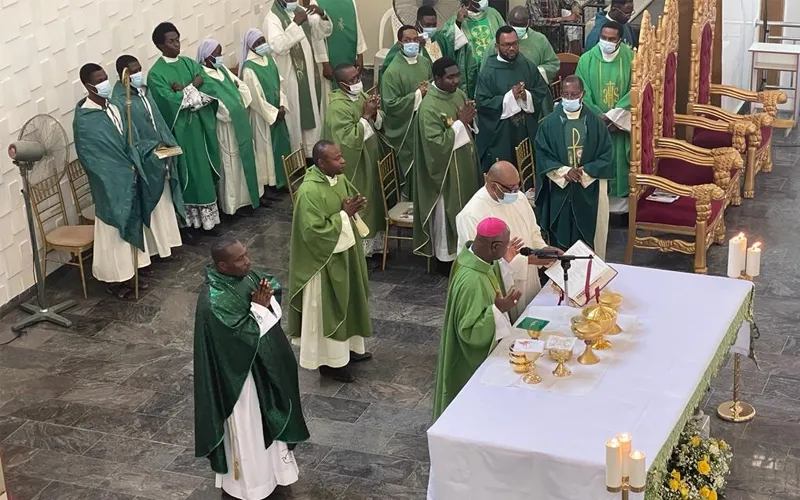 Mgr Ignatius Ayau Kaigama pendant la messe à la paroisse Sainte-Croix Gwarinpa de l'archidiocèse d'Abuja. Crédit : Archidiocèse d'Abuja / 