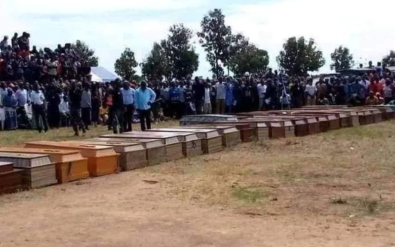 Enterrement collectif de victimes de persécution au Nigeria. Crédit : Intersociety / 