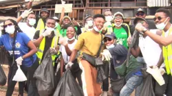 Membres de l'Organisation de la jeunesse catholique du Nigeria (CYON) de l'archidiocèse catholique d'Abuja lors de la campagne de sensibilisation contre la pollution plastique afin d'atténuer le changement climatique. Crédit : ACI Afrique / 