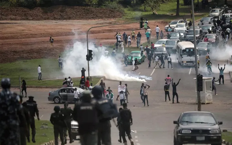 La police nigériane tire des gaz lacrymogènes sur les manifestants lors d'une manifestation pour réclamer la suppression de l'Escouade spéciale contre le vol (SARS) sur l'autoroute Abuja-Keffi, Abuja, Nigeria, le 19 octobre 2020. L'AFP