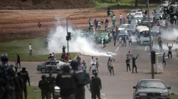 La police nigériane tire des gaz lacrymogènes sur les manifestants lors d'une manifestation pour réclamer la suppression de l'Escouade spéciale contre le vol (SARS) sur l'autoroute Abuja-Keffi, Abuja, Nigeria, le 19 octobre 2020. / L'AFP