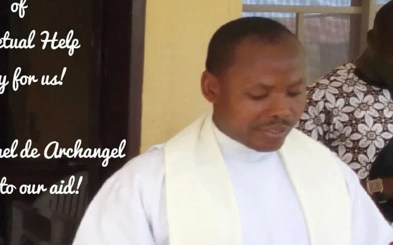 Légende : P. Samuel Agwameseh, libéré après avoir passé 3 jours en captivité. P. Charles Uganwa