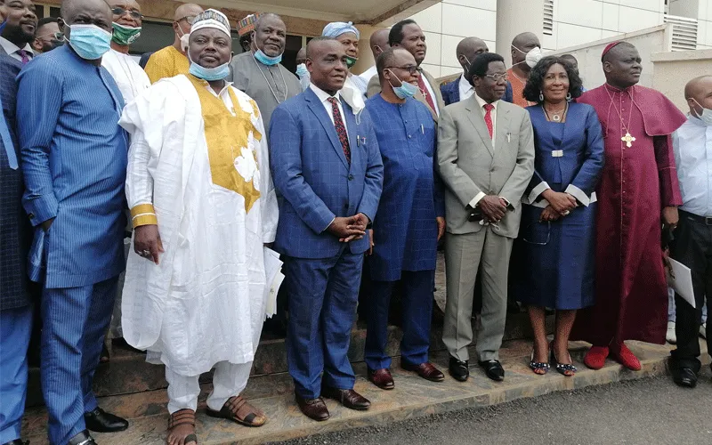 L'assistant spécial principal du président du Nigeria pour les affaires du delta du Niger, Solomon Ita Enang (troisième à gauche) et des membres de l'Association chrétienne du Nigeria (CAN) lors de la réunion du 1er septembre à Abuja. Solomon Ita Enang/ Facebook