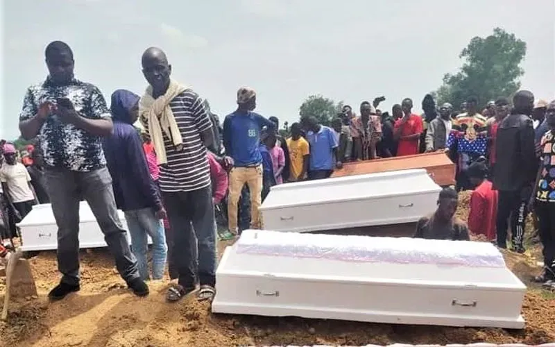 Enterrement collectif de victimes de persécution au Nigeria. Crédit : Intersociety