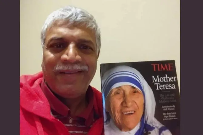 Patrick Norton est photographié avec une couverture de magazine de Mère Teresa, qui l'a recueilli dans les rues de Bombay alors qu'il n'était encore qu'un nourrisson. Plus tard, il a été adopté par une famille américaine. | Crédit photo : Photo avec l'aimable autorisation de Patrick Norton