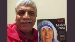 Patrick Norton est photographié avec une couverture de magazine de Mère Teresa, qui l'a recueilli dans les rues de Bombay alors qu'il n'était encore qu'un nourrisson. Plus tard, il a été adopté par une famille américaine. | Crédit photo : Photo avec l'aimable autorisation de Patrick Norton / 