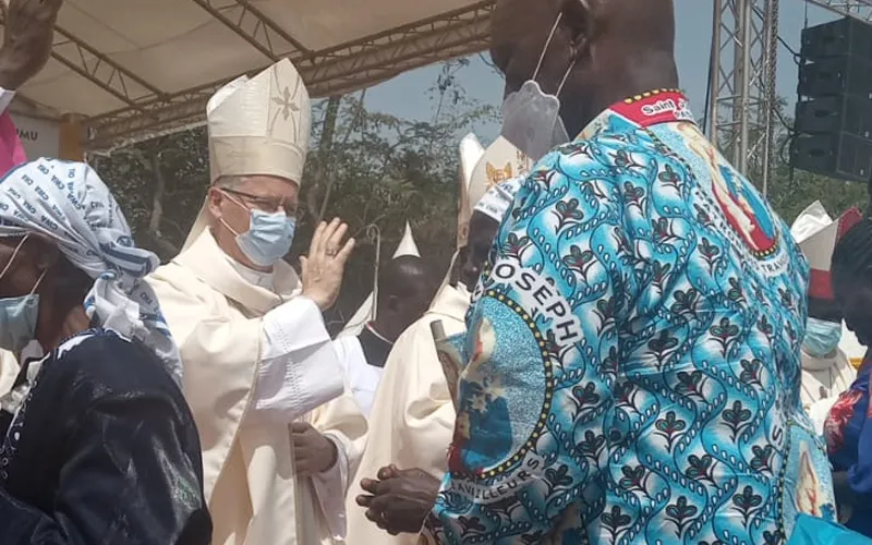 Mgr Hubertus van Megen bénit les fidèles lors de l'installation de Mgr Maurice Muhatia Makumba en tant qu'Ordinaire du lieu de l'archidiocèse de Kisumu. Crédit : ACI Afrique