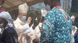 Mgr Hubertus van Megen bénit les fidèles lors de l'installation de Mgr Maurice Muhatia Makumba en tant qu'Ordinaire du lieu de l'archidiocèse de Kisumu. Crédit : ACI Afrique / 
