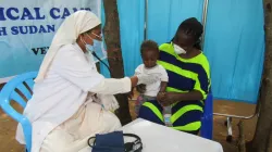Un membre de la Compagnie des Filles de Marie Immaculée et des collaborateurs fournissant une assistance sanitaire à un petit enfant. / ACI Afrique