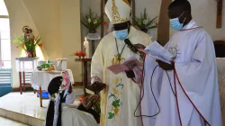 Mgr George Desmond Tambala, évêque du diocèse de Zomba, remettant la Bible à Sœur Luciette Marie après qu'elle ait prononcé ses vœux perpétuels. / Diocèse de Zomba