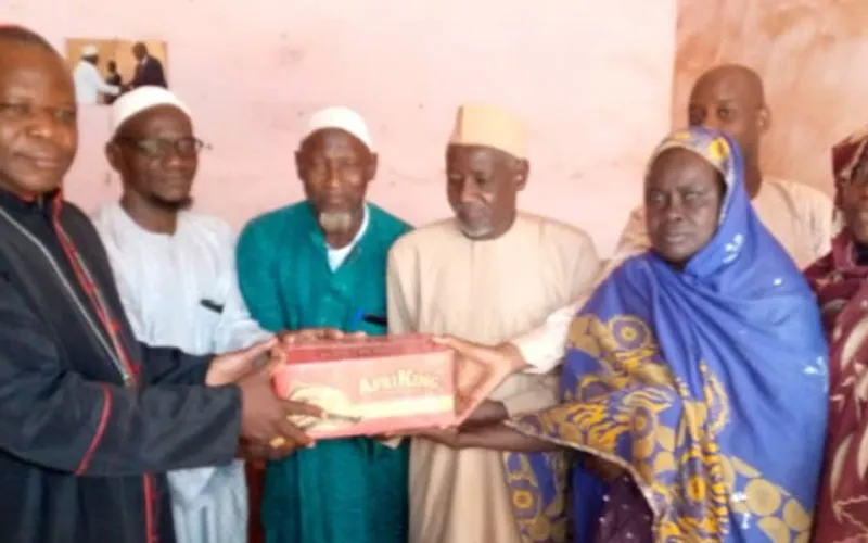Le cardinal Dieudonné Nzapalainga a rendu visite au président du Conseil supérieur islamique de la République centrafricaine (CSISCA), l'imam Mahamat Deleris, et lui a fait don de produits alimentaires de base. Crédit : Archidiocèse de Bangui