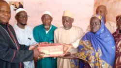 Le cardinal Dieudonné Nzapalainga a rendu visite au président du Conseil supérieur islamique de la République centrafricaine (CSISCA), l'imam Mahamat Deleris, et lui a fait don de produits alimentaires de base. Crédit : Archidiocèse de Bangui / 