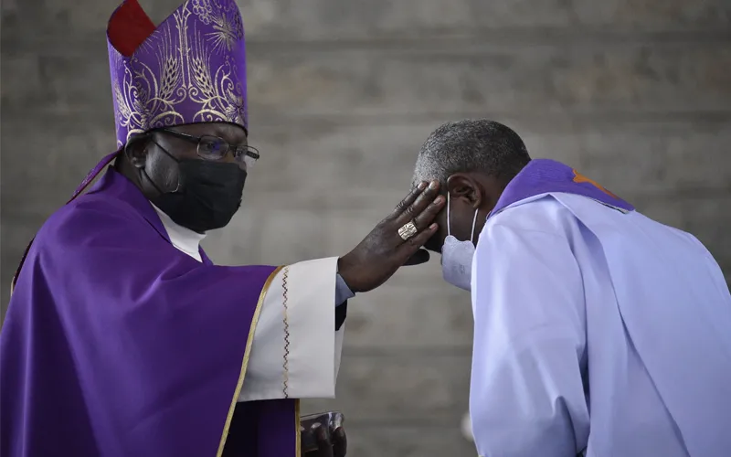 Mgr John Oballa Owaa place des cendres sur le front d'un prêtre pendant la messe du mercredi des cendres. Crédit : Diocèse de Ngong