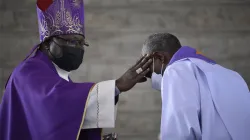 Mgr John Oballa Owaa place des cendres sur le front d'un prêtre pendant la messe du mercredi des cendres. Crédit : Diocèse de Ngong / 