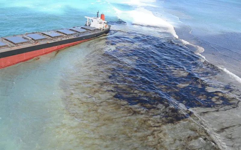 Fuite de pétrole d'un vraquier japonais MV Wakashio, qui s'est échoué au large de la côte sud-est de l'île Maurice le 25 juillet. Domaine public