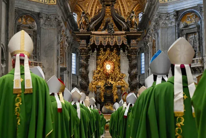 Les évêques entrent dans la basilique Saint-Pierre pour la messe de clôture de la première assemblée du Synode sur la synodalité, le 29 octobre 2023. | Vatican Media / 