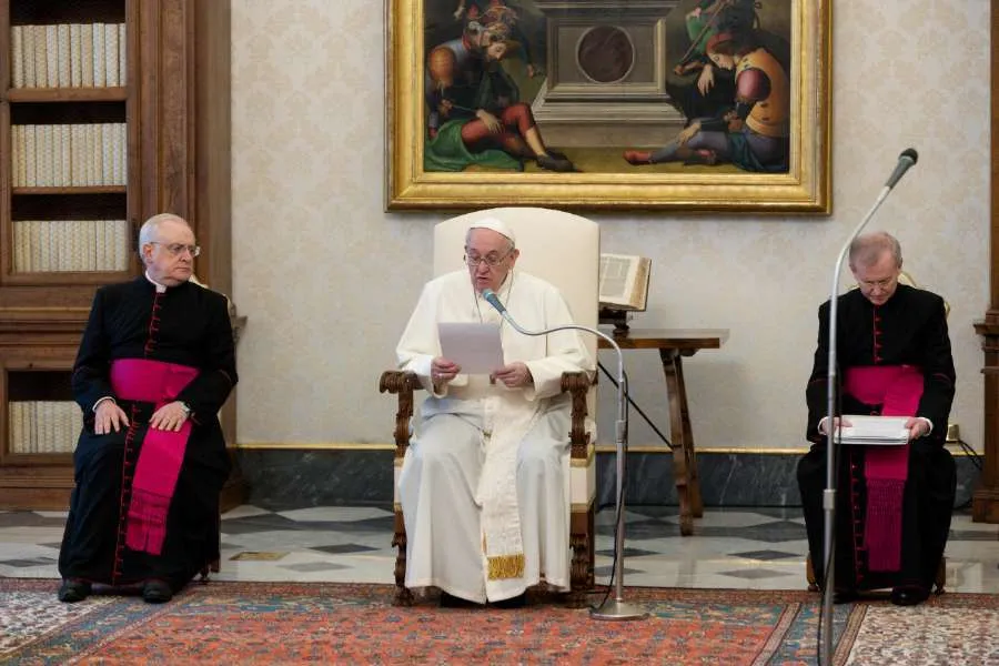 Le pape François s'exprime lors d'une audience générale dans la bibliothèque du Palais Apostolique. Vatican Media.